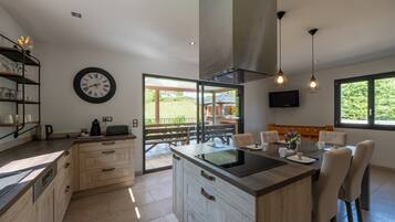 Geladeira, micro-ondas, fogão, cooktop