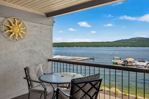 Outdoor dining - Relax in this spacious 3-bedroom condo in McCall's Crystal Beach, ideal for families. (McCall)