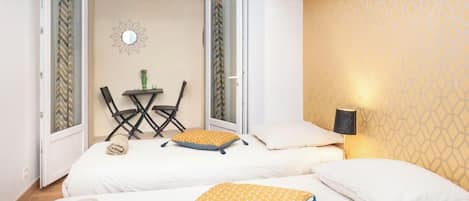 2 habitaciones, tabla de planchar con plancha, internet y ropa de cama