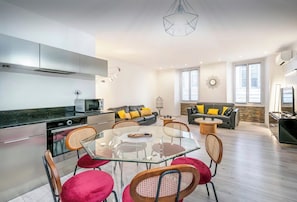Living area - Beautiful Apartment for 6 People in the Heart of Cannes—Perfect for Conferences and Vacations (Cannes)