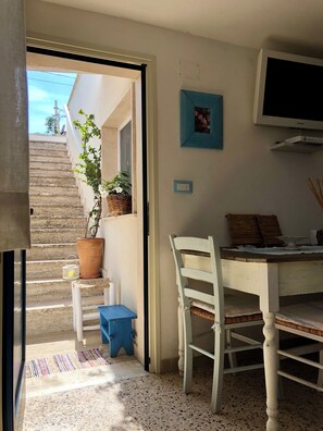 Outdoor dining - Salento House with Ocean View, Just 50 Meters from the Sea in Marina di Novaglie - Salento (Marina di Novaglie)