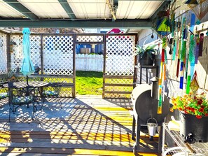 Outdoor dining - 3 Queen Beds ~ 2 Bath near Downtown ~ Klamath Falls (Klamath Falls)