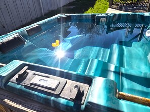 Outdoor spa tub - 3 Queen Beds ~ 2 Bath near Downtown ~ Klamath Falls (Klamath Falls)