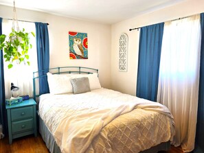 Iron/ironing board, WiFi, bed sheets - 3 Queen Beds ~ 2 Bath near Downtown ~ Klamath Falls (Klamath Falls)