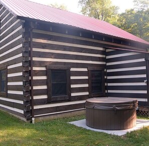 Outdoor spa tub - Peaceful 2-bedroom cabin with AC in charming Logan Sleeps 8 (Logan)