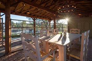 Outdoor dining - Peaceful Pool and Tub Bliss with Majestic Thunder Mountain Views (Sedona)