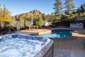 Outdoor spa tub - Peaceful Pool and Tub Bliss with Majestic Thunder Mountain Views (Sedona)