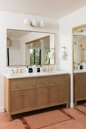 Hair dryer, towels - Peaceful Pool and Tub Bliss with Majestic Thunder Mountain Views (Sedona)