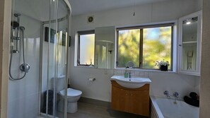 Douche, sèche-cheveux, serviettes fournies