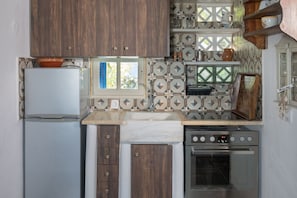Traditional Townhome, Sea View | Private kitchen