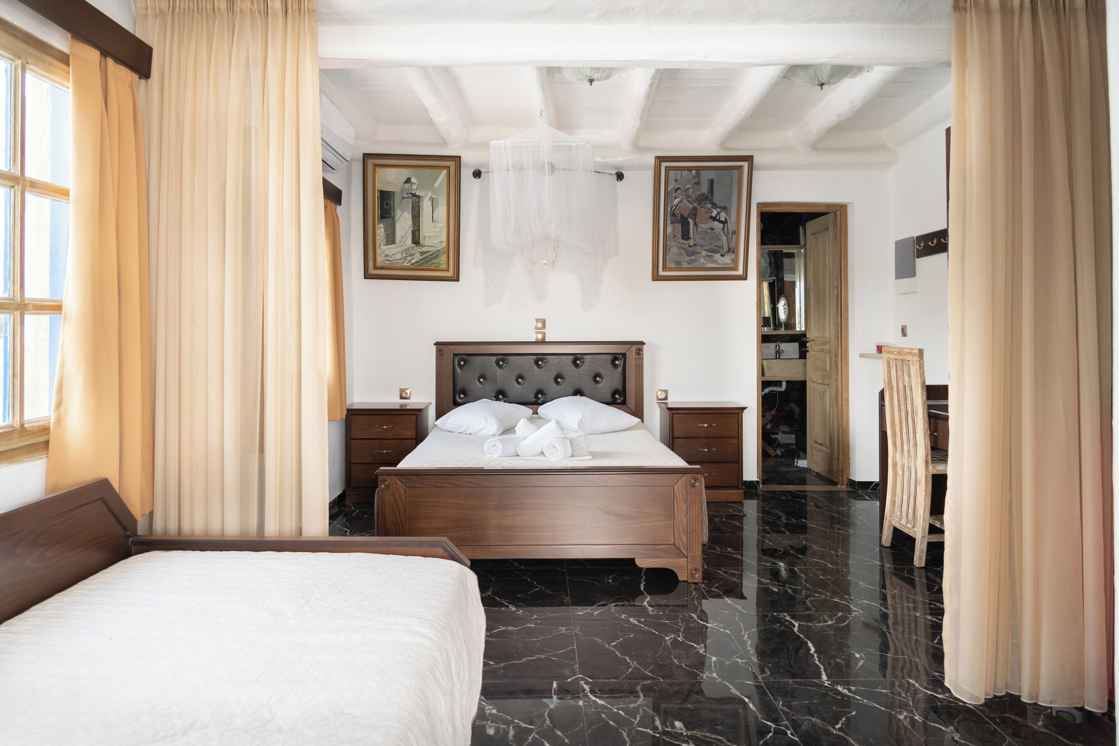 Quarto triplo executivo | Cofres nos quartos, cortinas blackout, Wi-Fi de cortesia
