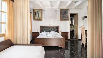 Executive Triple Room | Peti besi dalam bilik, langsir/tirai gelap terus, Wi-fi percuma