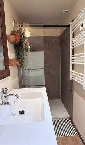 Douche, sèche-cheveux, serviettes fournies, savon