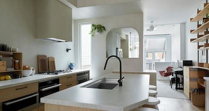 Downtown Toronto row house. Close to Ossington, Trinity Bellwood & BMO field.