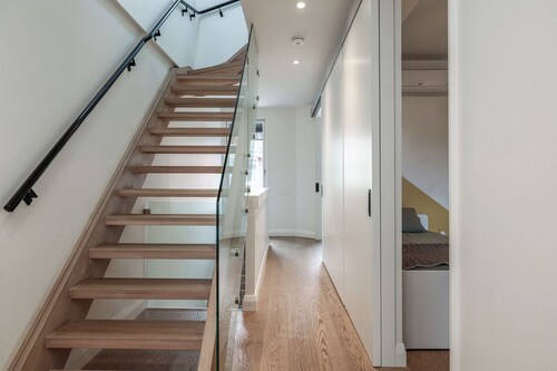 Downtown Toronto row house. Close to Ossington, Trinity Bellwood & BMO field.