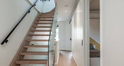 Downtown Toronto row house. Close to Ossington, Trinity Bellwood & BMO field.