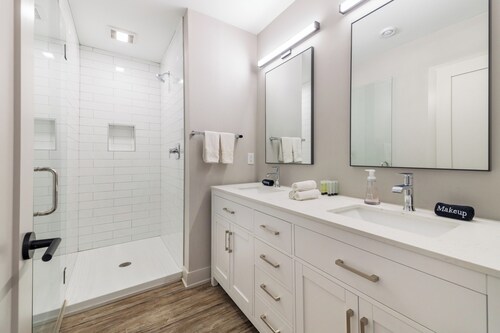Private 3BR Residence | Modern Condo near U of M Stadium | Sleeps 6