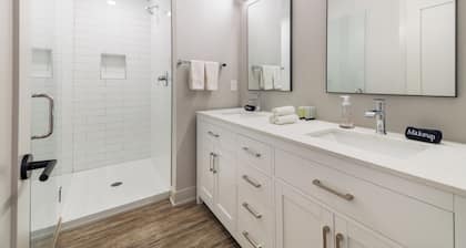 Private 3BR Residence | Modern Condo near U of M Stadium | Sleeps 6