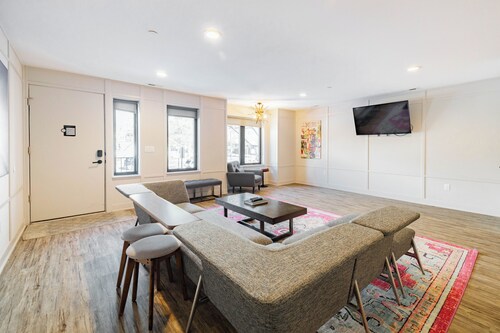 Stadium Suites | Entire 6BR Residence