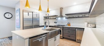 Entire 6BR Townhouse | Walk to Michigan Stadium | Sleeps 12