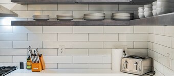 Entire 6BR Townhouse | Walk to Michigan Stadium | Sleeps 12