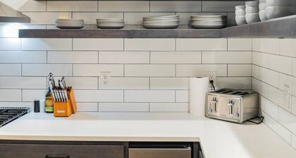 Entire 6BR Townhouse | Walk to Michigan Stadium | Sleeps 12