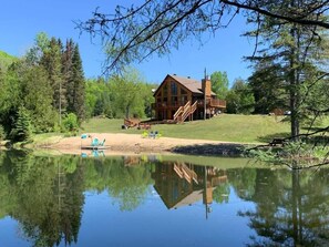 Exterior - Chalet L'Hirondelle/Blissful Bay
Cozy lakeside cottage lake access private beach (Wentworth-Nord)