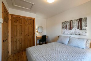 4 bedrooms, WiFi, bed sheets - Chalet L'Hirondelle/Blissful Bay
Cozy lakeside cottage lake access private beach (Wentworth-Nord)