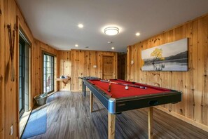 Games room - Chalet L'Hirondelle/Blissful Bay
Cozy lakeside cottage lake access private beach (Wentworth-Nord)