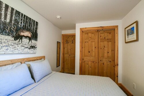 Chalet L'Hirondelle/Blissful Bay
Cozy lakeside cottage lake access private beach