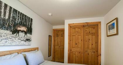 Chalet L'Hirondelle/Blissful Bay
Cozy lakeside cottage lake access private beach