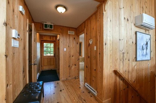 Chalet L'Hirondelle/Blissful Bay
Cozy lakeside cottage lake access private beach