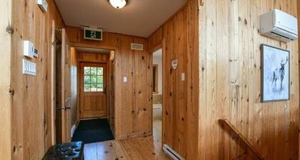 Chalet L'Hirondelle/Blissful Bay
Cozy lakeside cottage lake access private beach