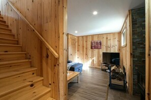 Interior - Chalet L'Hirondelle/Blissful Bay
Cozy lakeside cottage lake access private beach (Wentworth-Nord)