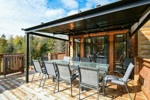 Outdoor dining - Chalet L'Hirondelle/Blissful Bay
Cozy lakeside cottage lake access private beach (Wentworth-Nord)