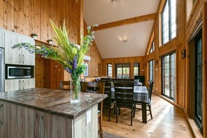 Dining - Chalet L'Hirondelle/Blissful Bay
Cozy lakeside cottage lake access private beach (Wentworth-Nord)