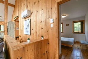 Room - Chalet L'Hirondelle/Blissful Bay
Cozy lakeside cottage lake access private beach (Wentworth-Nord)