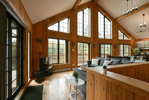 Chalet L'Hirondelle/Blissful Bay
Cozy lakeside cottage lake access private beach