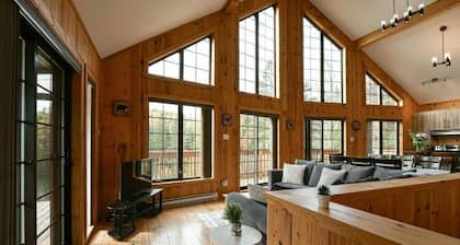 Chalet L'Hirondelle/Blissful Bay
Cozy lakeside cottage lake access private beach