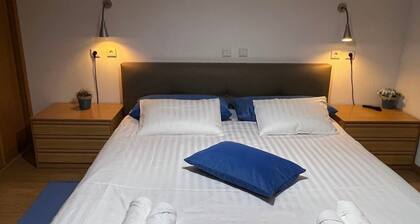 'Topaz' Room with Mountain View, Balcony, and Wi-Fi