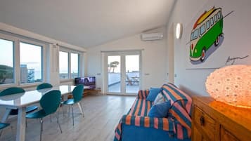 Attico, vista mare - Pet-Friendly | Living area | Flat-screen TV