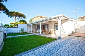 Casa, vista cortile - Pet-Friendly | Terrace/patio - Surf and Windsurfer House Anzio (Anzio)