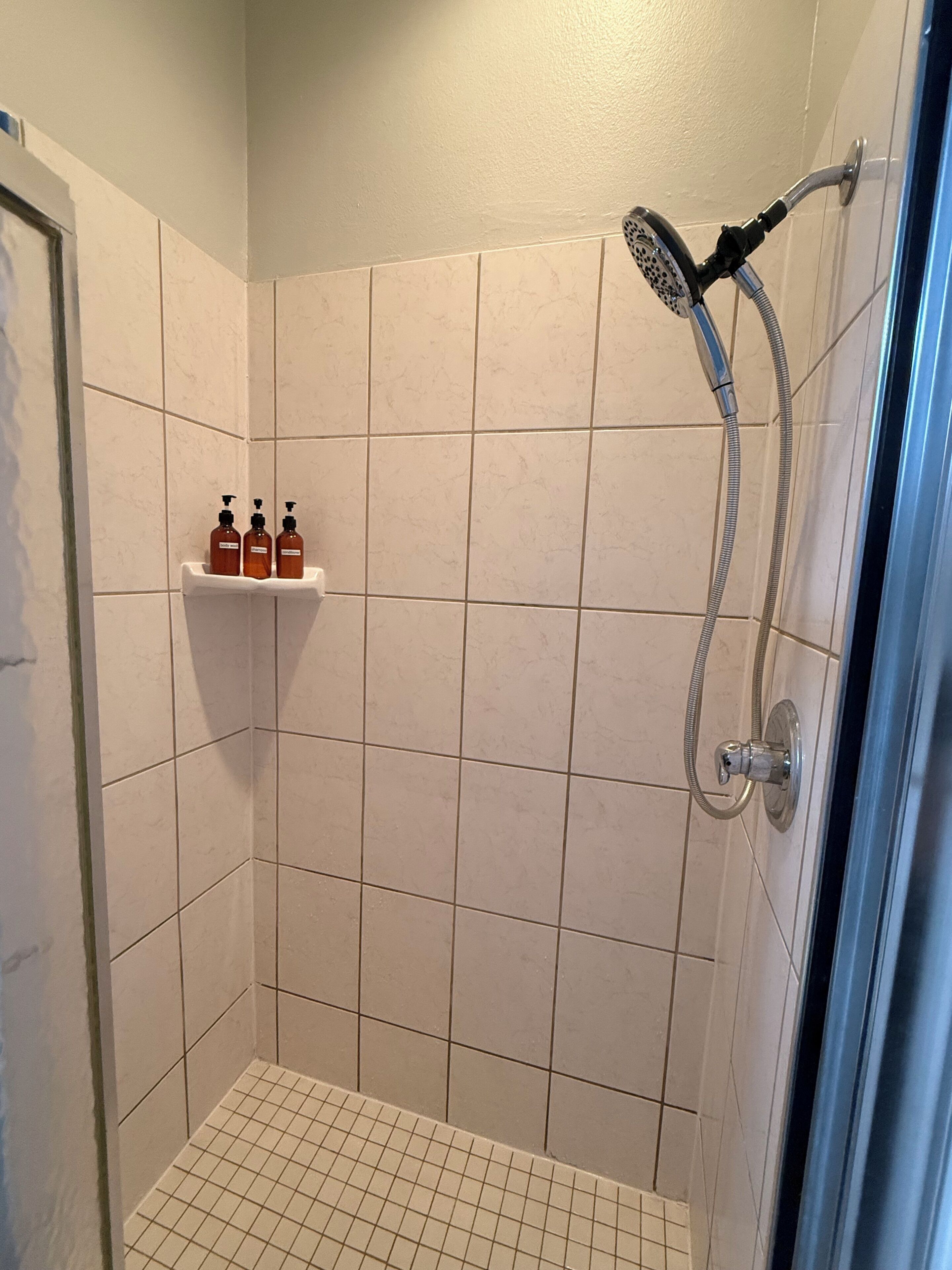 Ducha, secador de pelo, toallas y jabón