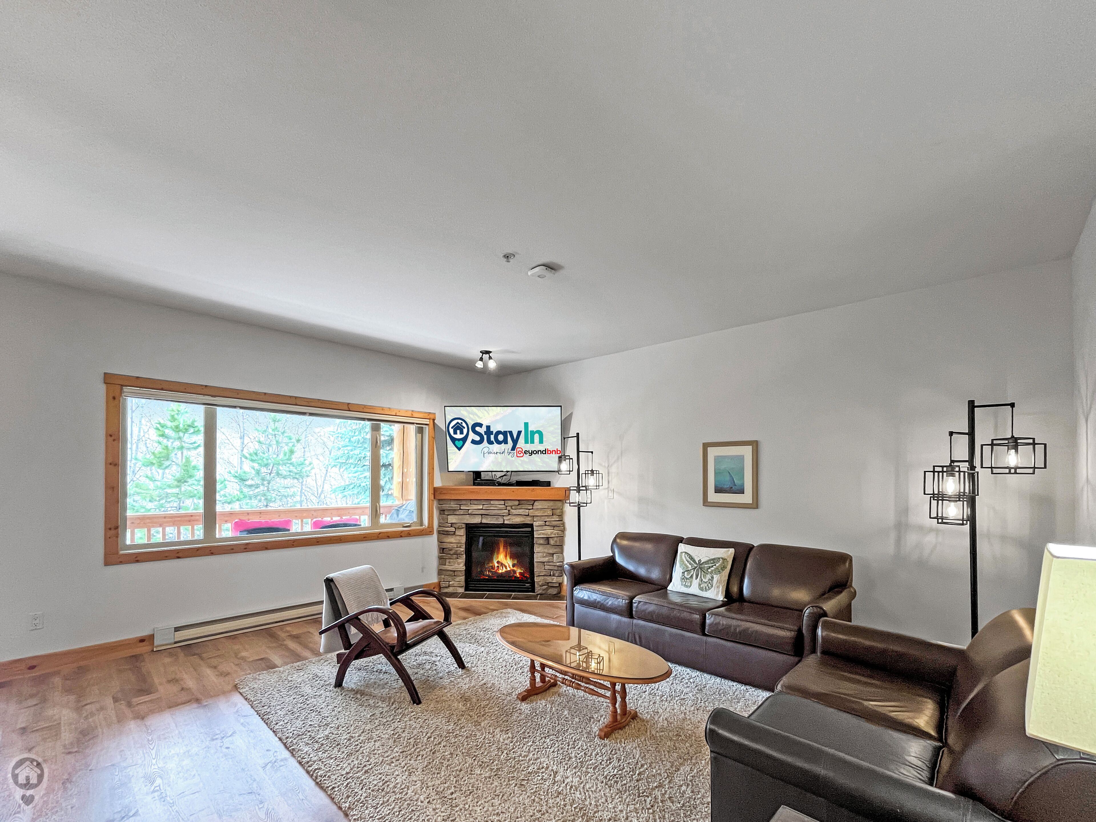 Smart TV, fireplace