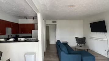 Deluxe Apartment, Pool View | Living area