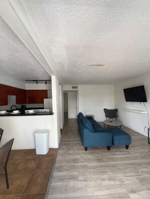 Departamento Deluxe, vista a la alberca | Área de sala de estar