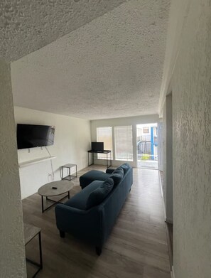 Deluxe-Apartment, Poolblick | Wohnbereich