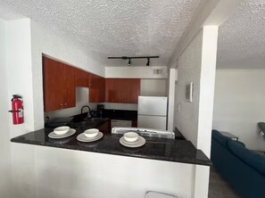 Departamento Deluxe, vista a la alberca | Cocina privada