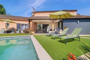 Pool - Holiday Home “Le Clos De Philibert” with Private Pool, Terraces, and Wi-Fi (Coursac)
