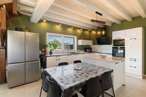 Fridge, microwave, oven, stovetop - Holiday Home “Le Clos De Philibert” with Private Pool, Terraces, and Wi-Fi (Coursac)